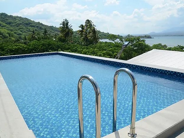 Kolam renang menghadap Teluk Bima
